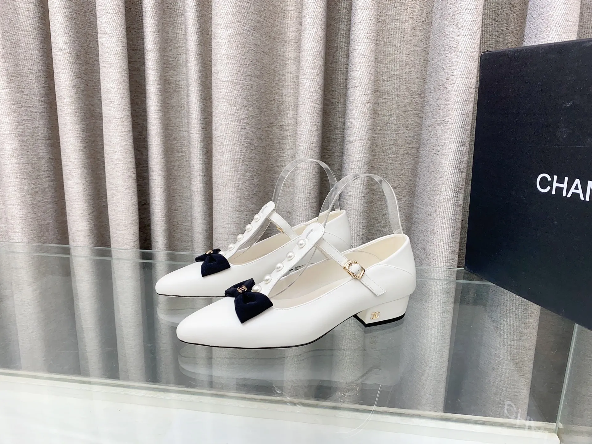 👟👟Ex-factory price 620👟👟 25Ss new spring and summer Chanel small fragrant pearl bow Mary Jane shoes. The cute bow decoration is playful and elegant ~ the upper is decorated with pearls, full of exquisiteness, and you can walk properly and beautifully! It's 100% sweet and so beautiful that you can't take your eyes away. It's comfortable and not tiring for your feet. It lengthens your leg lines! Have beauty and wear it with your own style and attitude! Upper: Lambskin Lining: Lambskin lining Sole: Italian genuine leather sole Size: 35-39 (40, 41 customizations are not returnable)